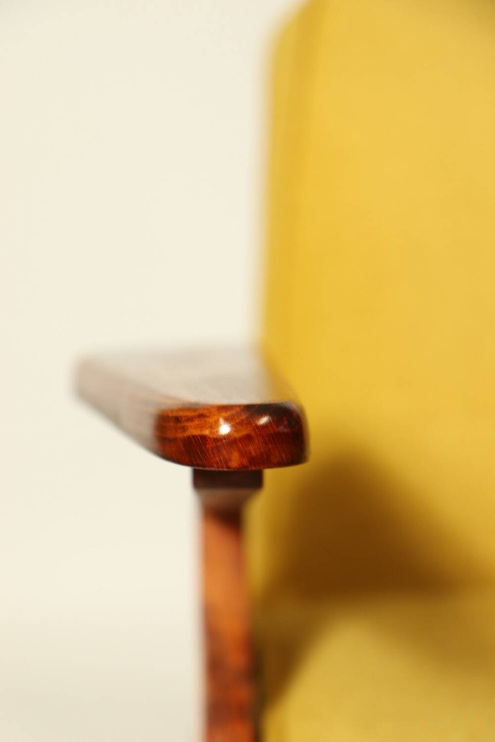 Scandinavian fauteuil jaune rétro  1970 milieu de siècle modern design chaise de salon