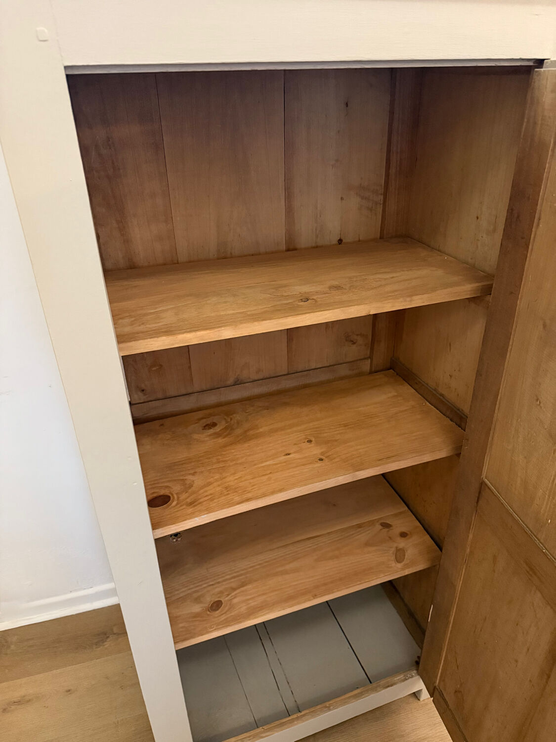 Petite armoire parisienne