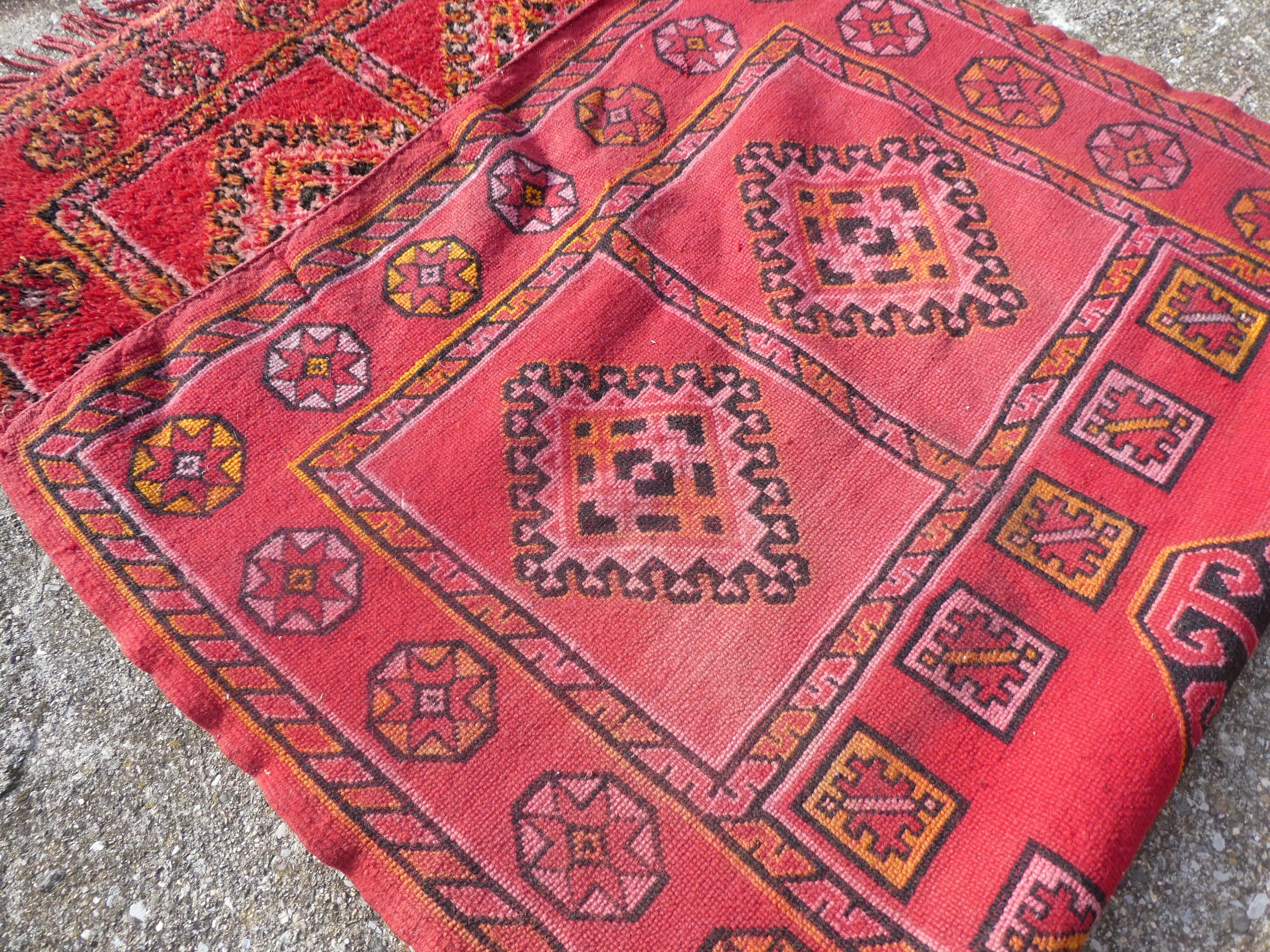 Tapis berbère marocain vintage Boujaad de Khenifra 250x120 cm