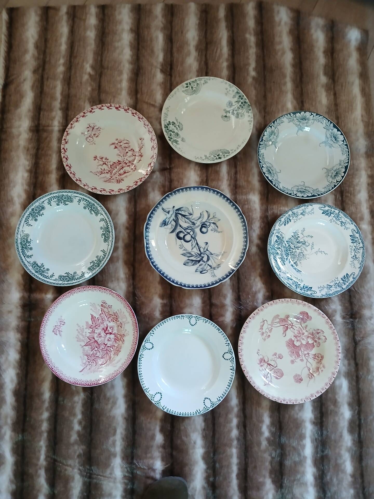 9 assiettes creuses anciennes dépareillées 