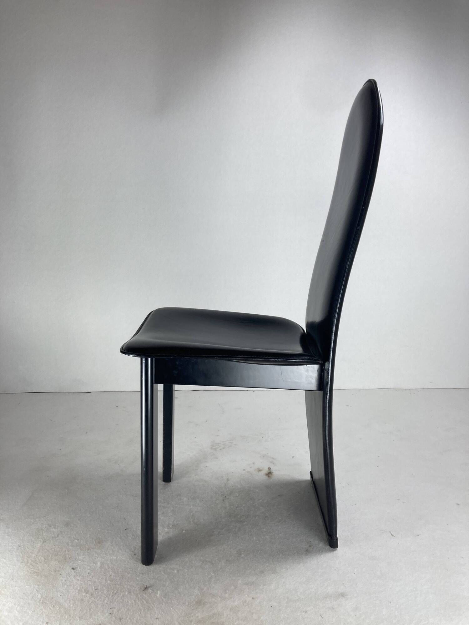 Post modern Memphis high back black leather stitched organic dining chairs, set of 6. Italy, 1980s