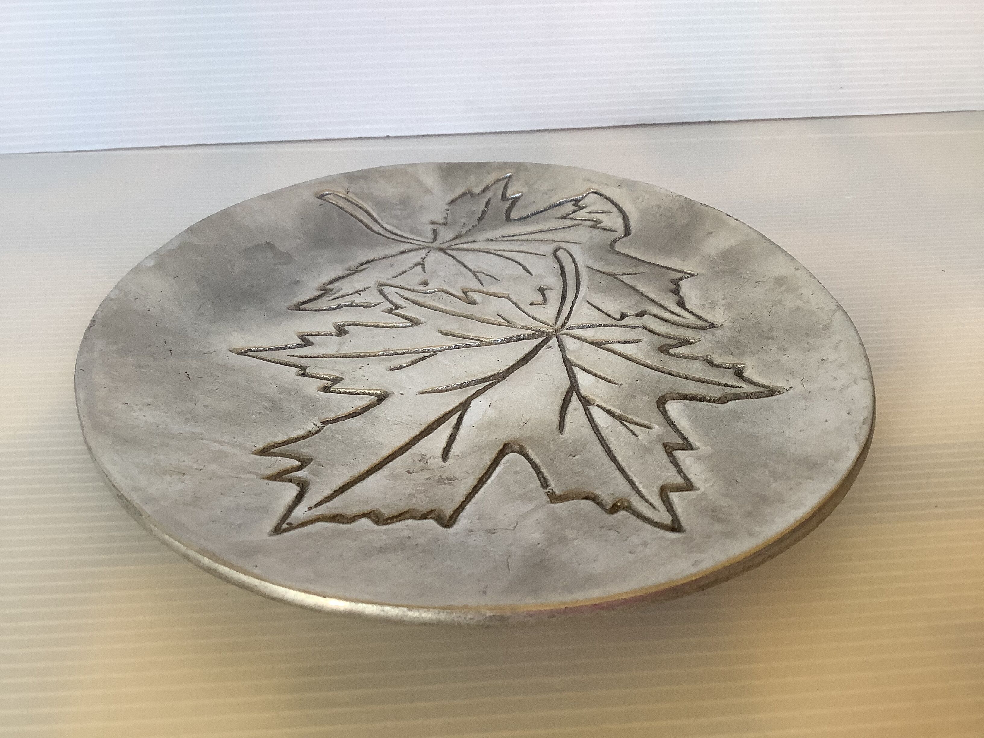 Silver tray with maple leaves in stainless steel.