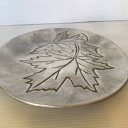 Silver tray with maple leaves in stainless steel.