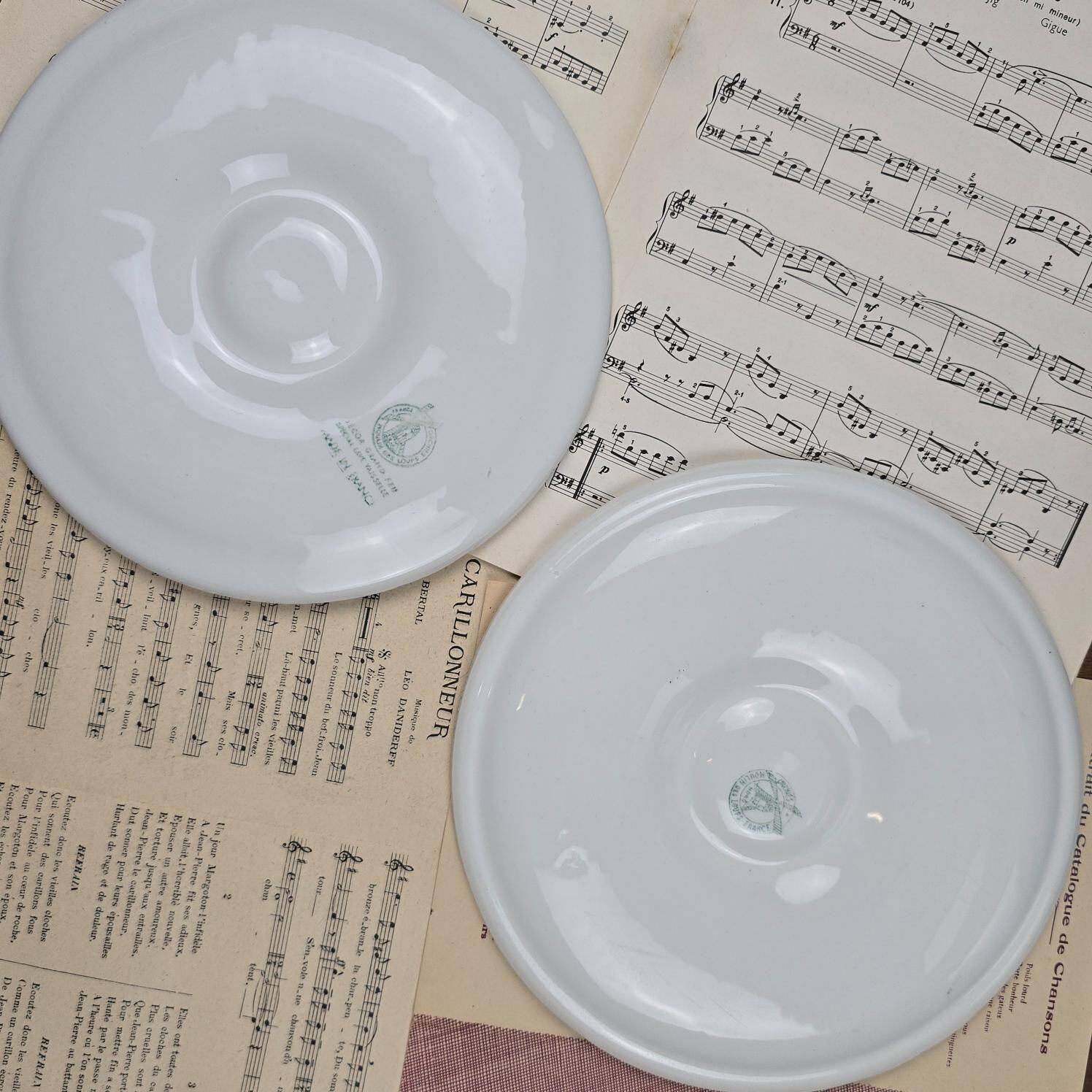 Set of 2 Moulin des Loups oyster plates – antique earthenware