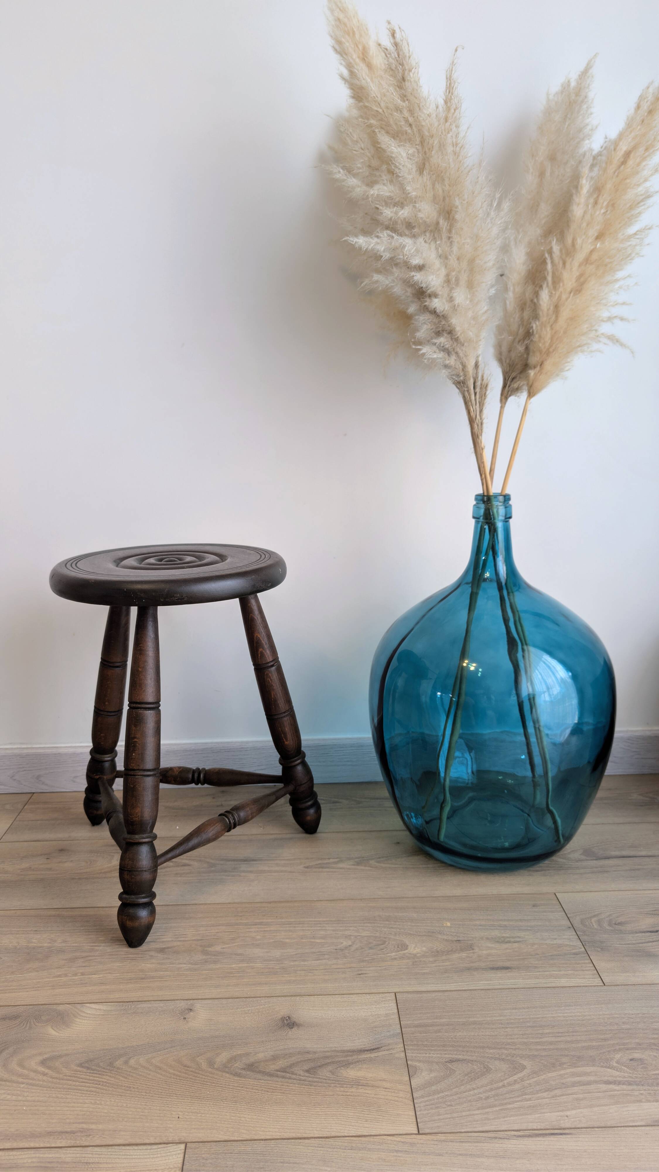 Tripod stool in turned wood, attributed to Charles Dudouyt, 20th century.