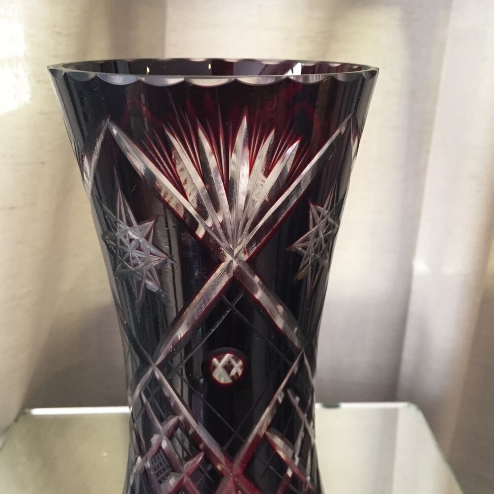 Vase taillé boheme de couleur bordeaux