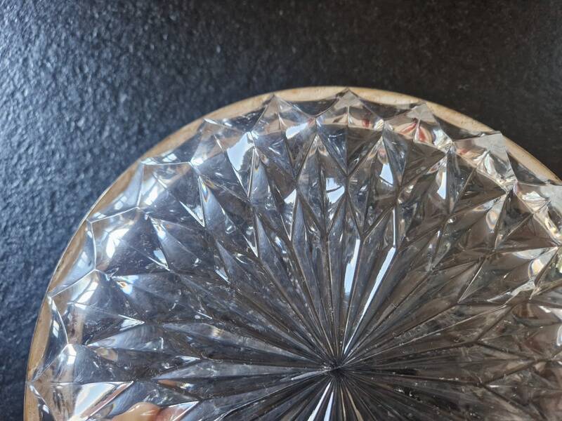 Grand plat en verre moulé et monture en métal argenté