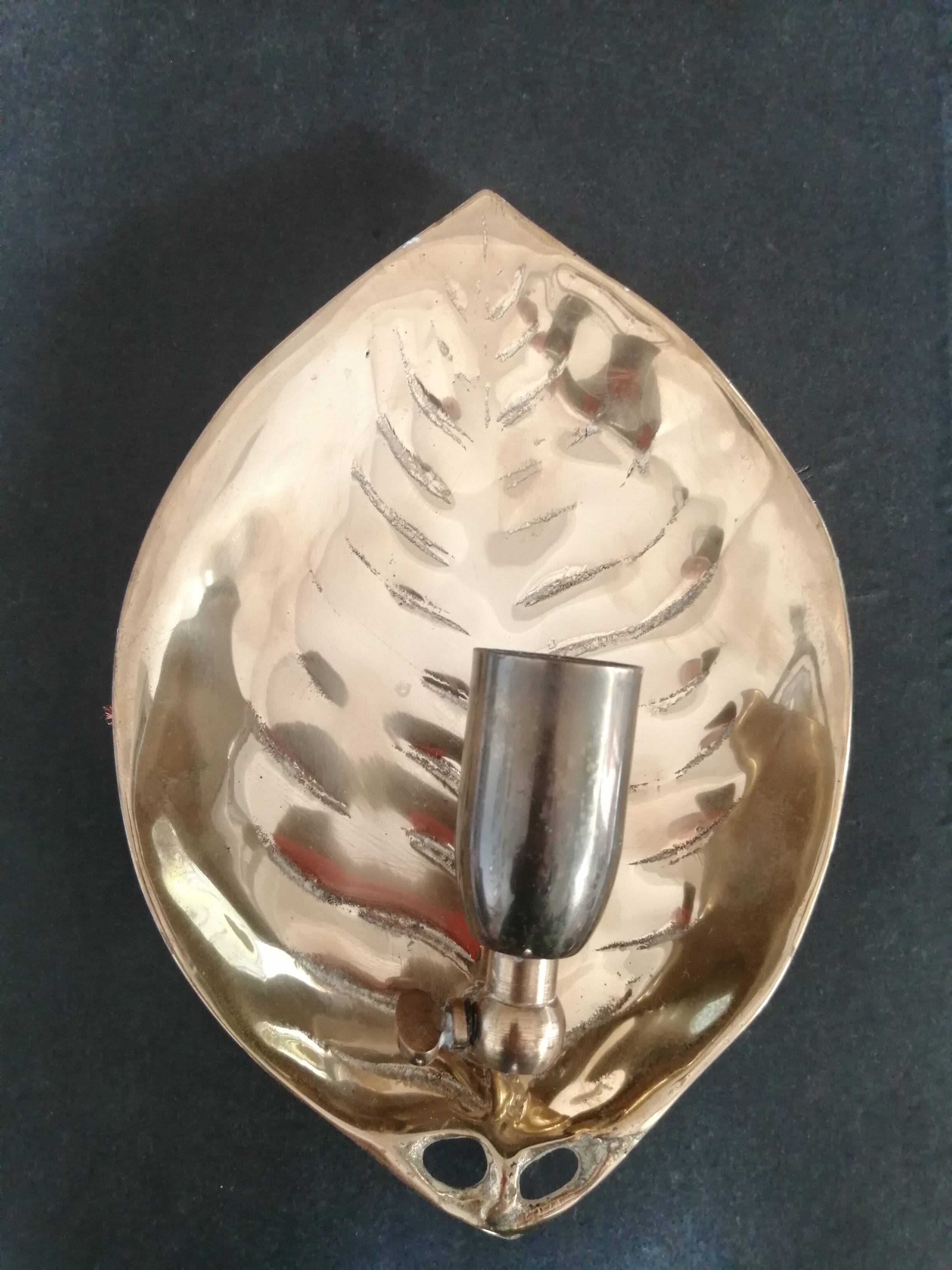 Adjustable bronze wall light with leaf decor