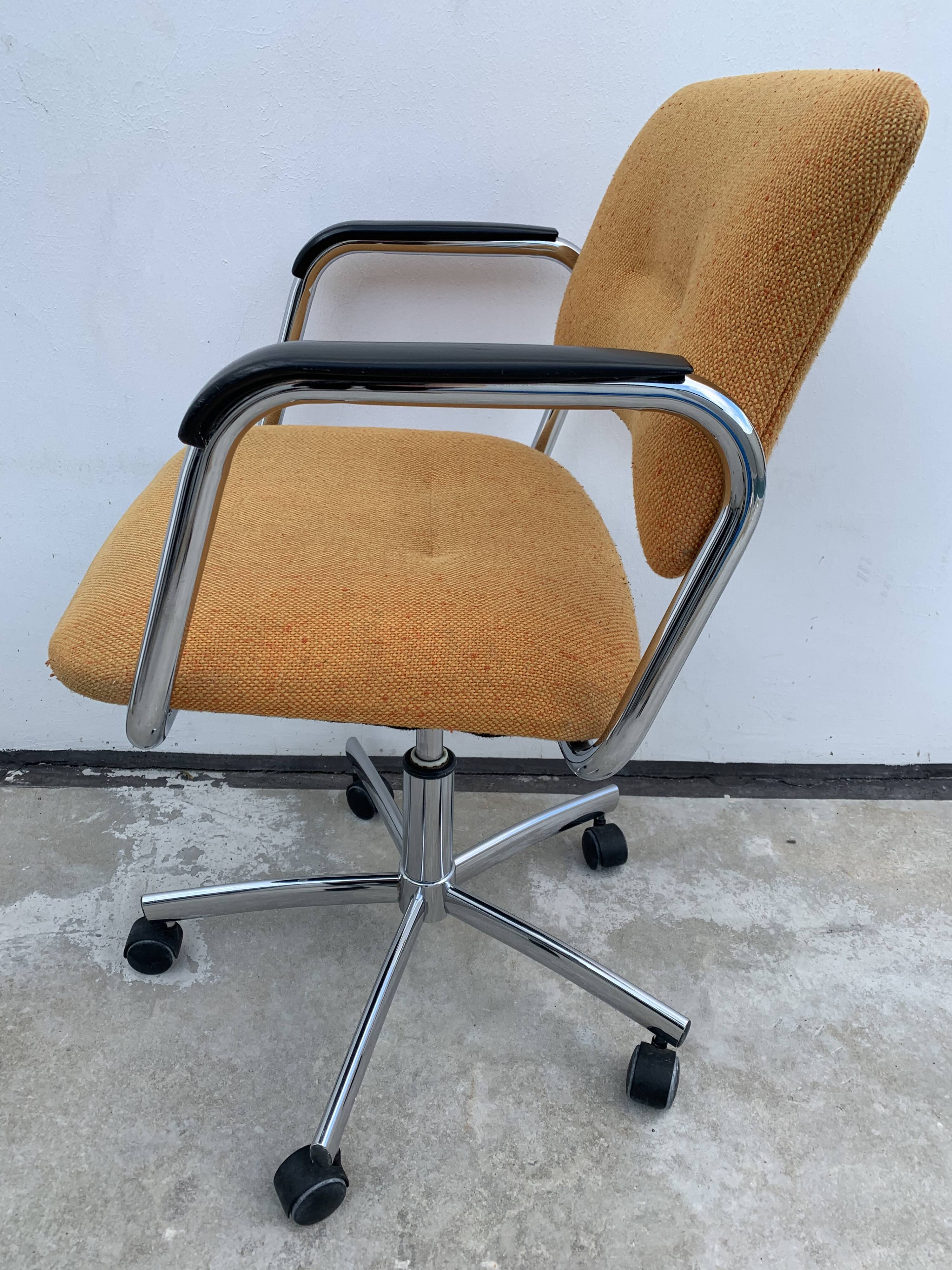 1980 Strafor desk chair adjustable, swivel and on wheels