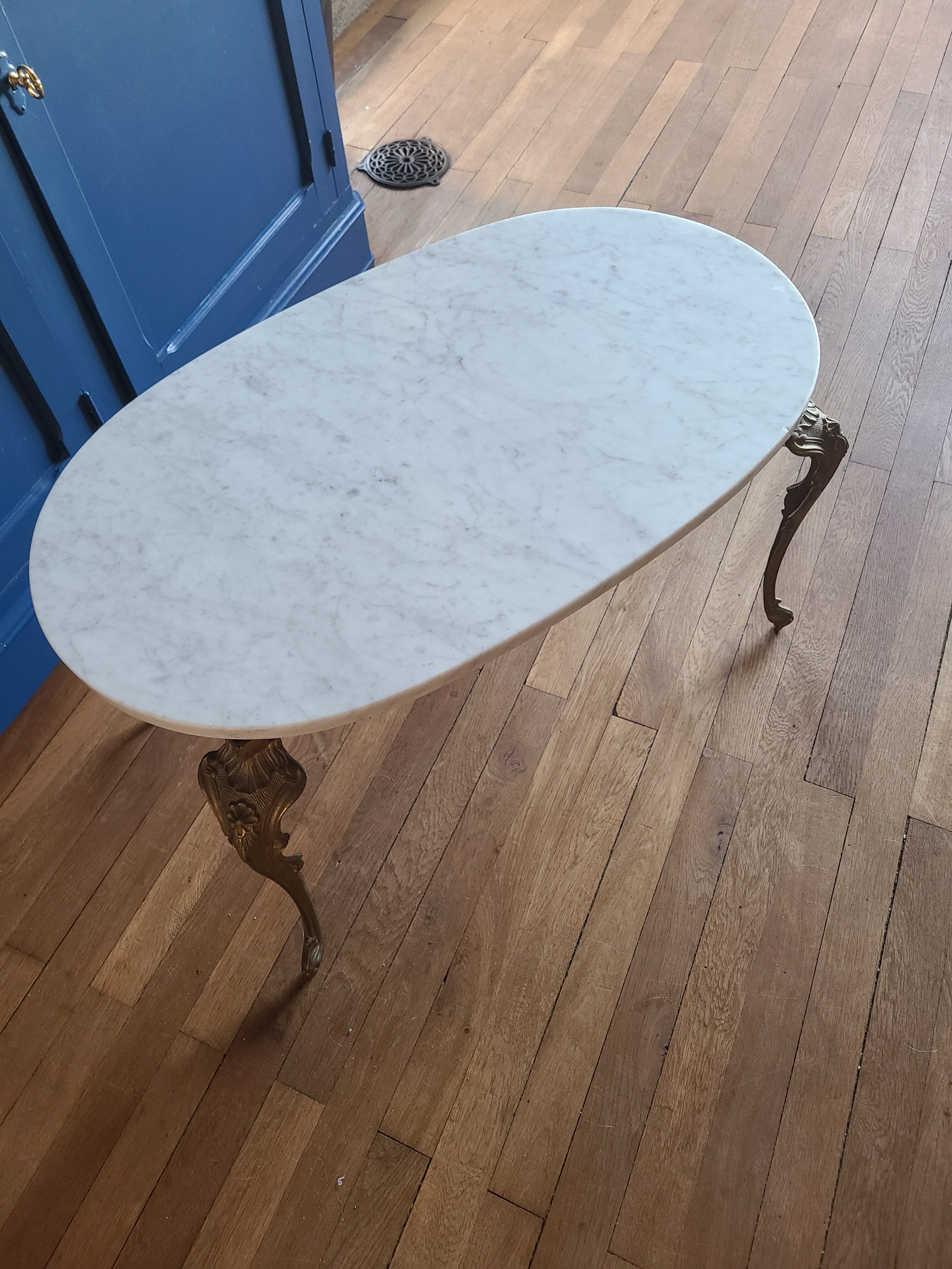 Coffee table in white Carrara marble