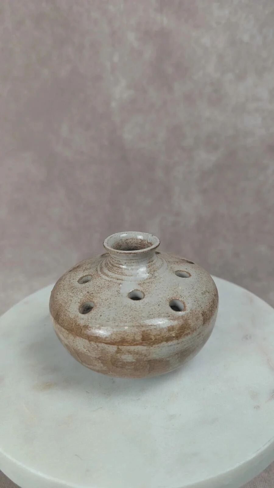 Vase pique-fleurs signé Volkoff en grès