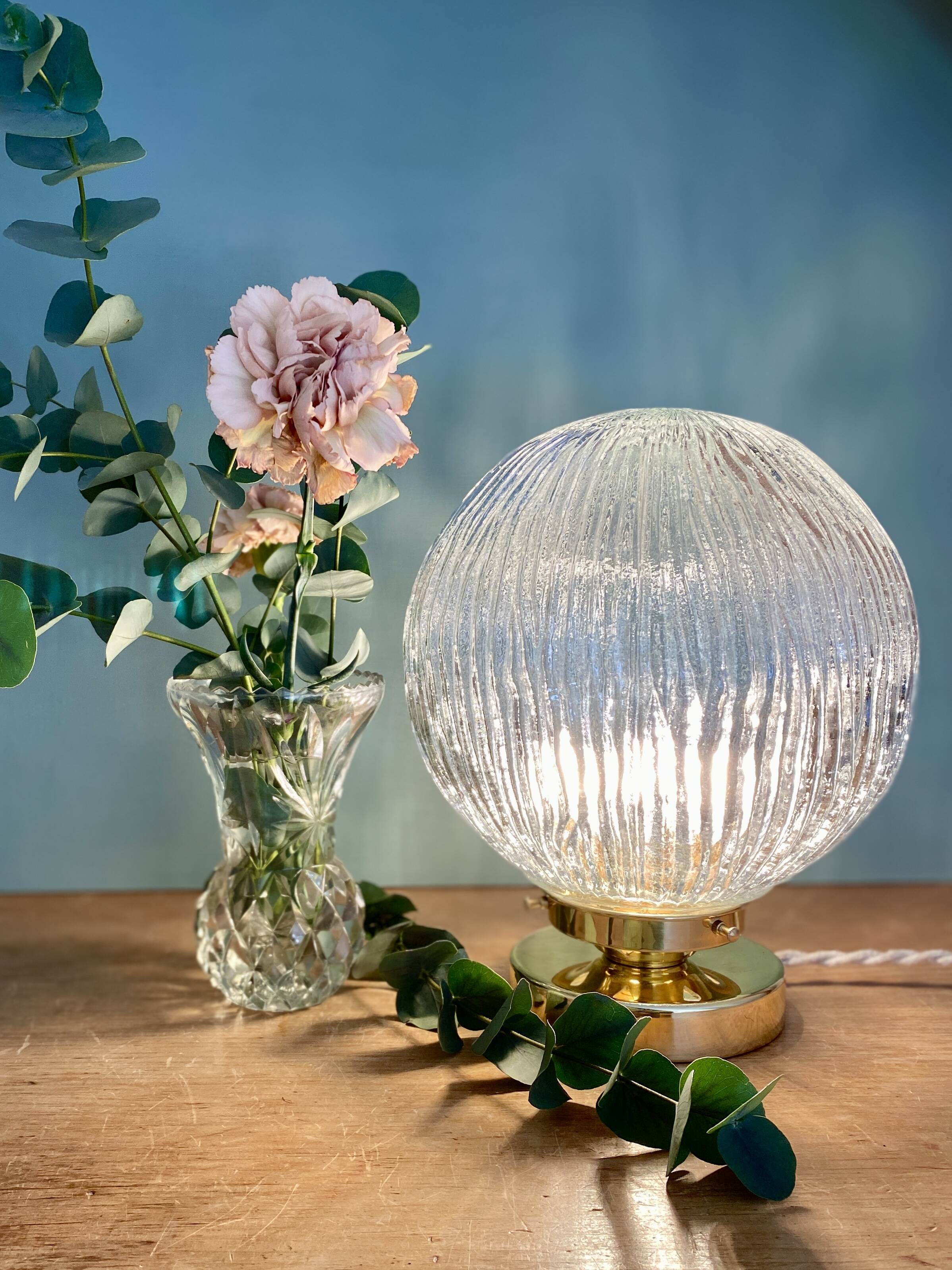 Vintage globe table lamp in ribbed glass