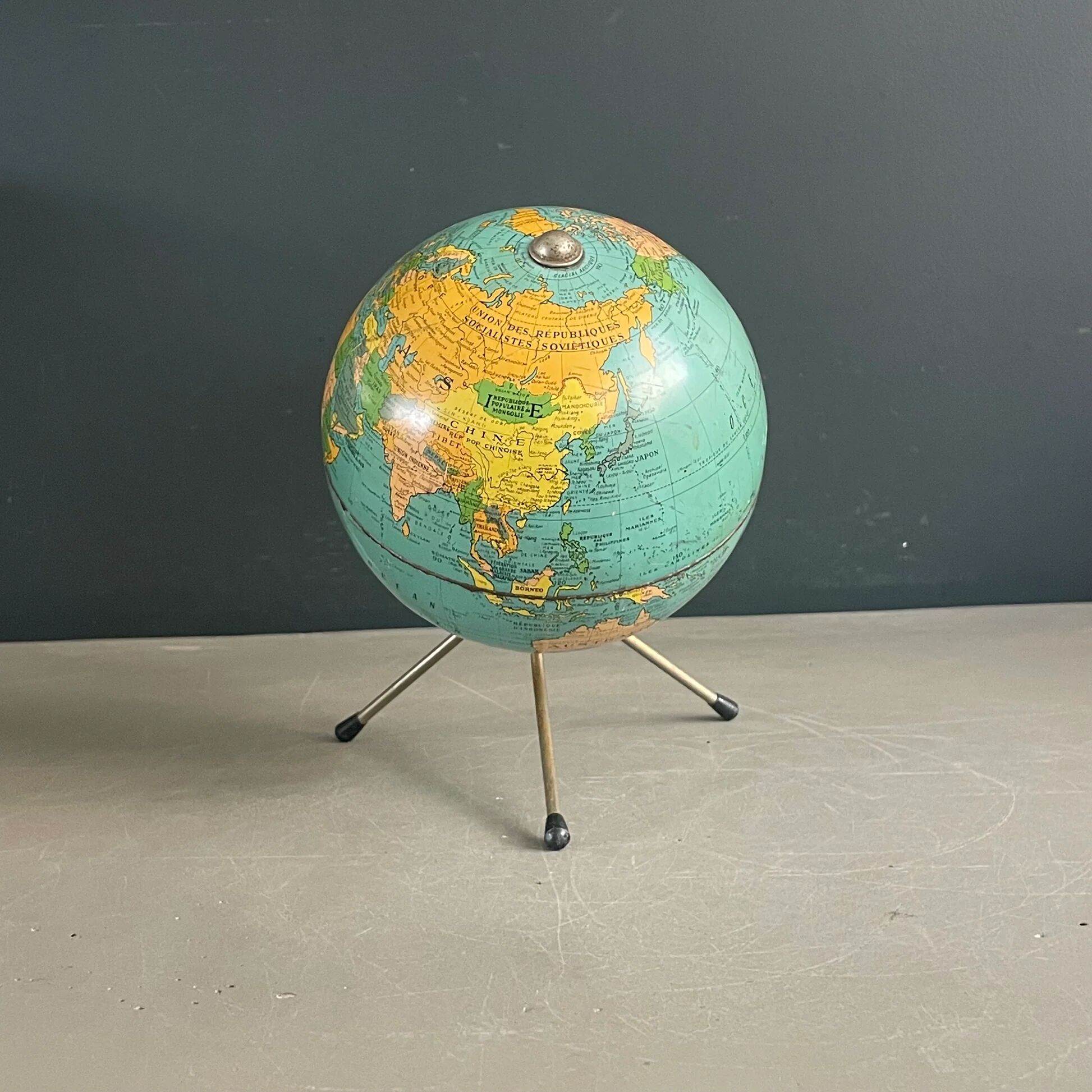Small vintage globe, Taride maps