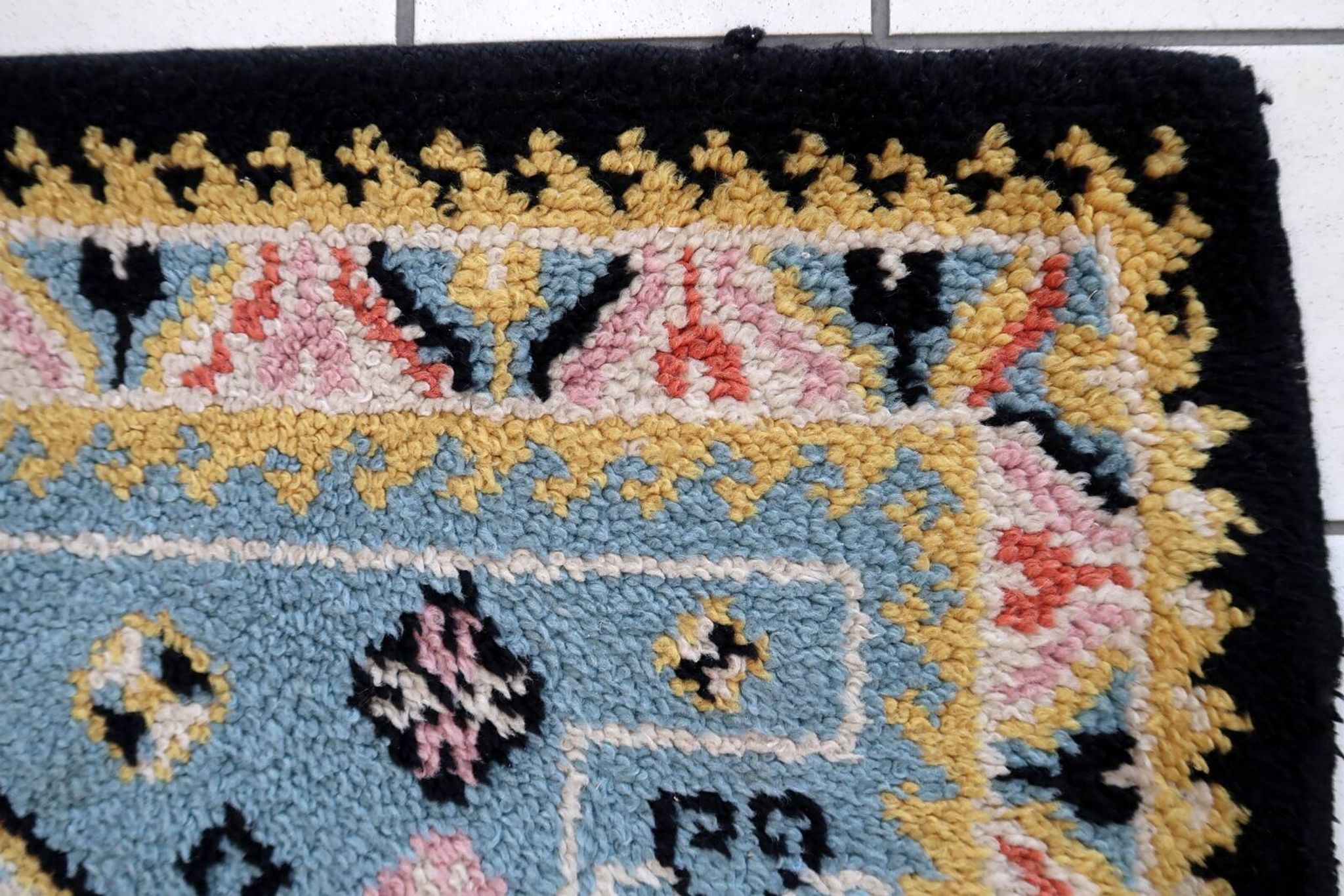 Tapis vintage français Savonnerie fait main en laine – 71 x 128 cm – 1960s