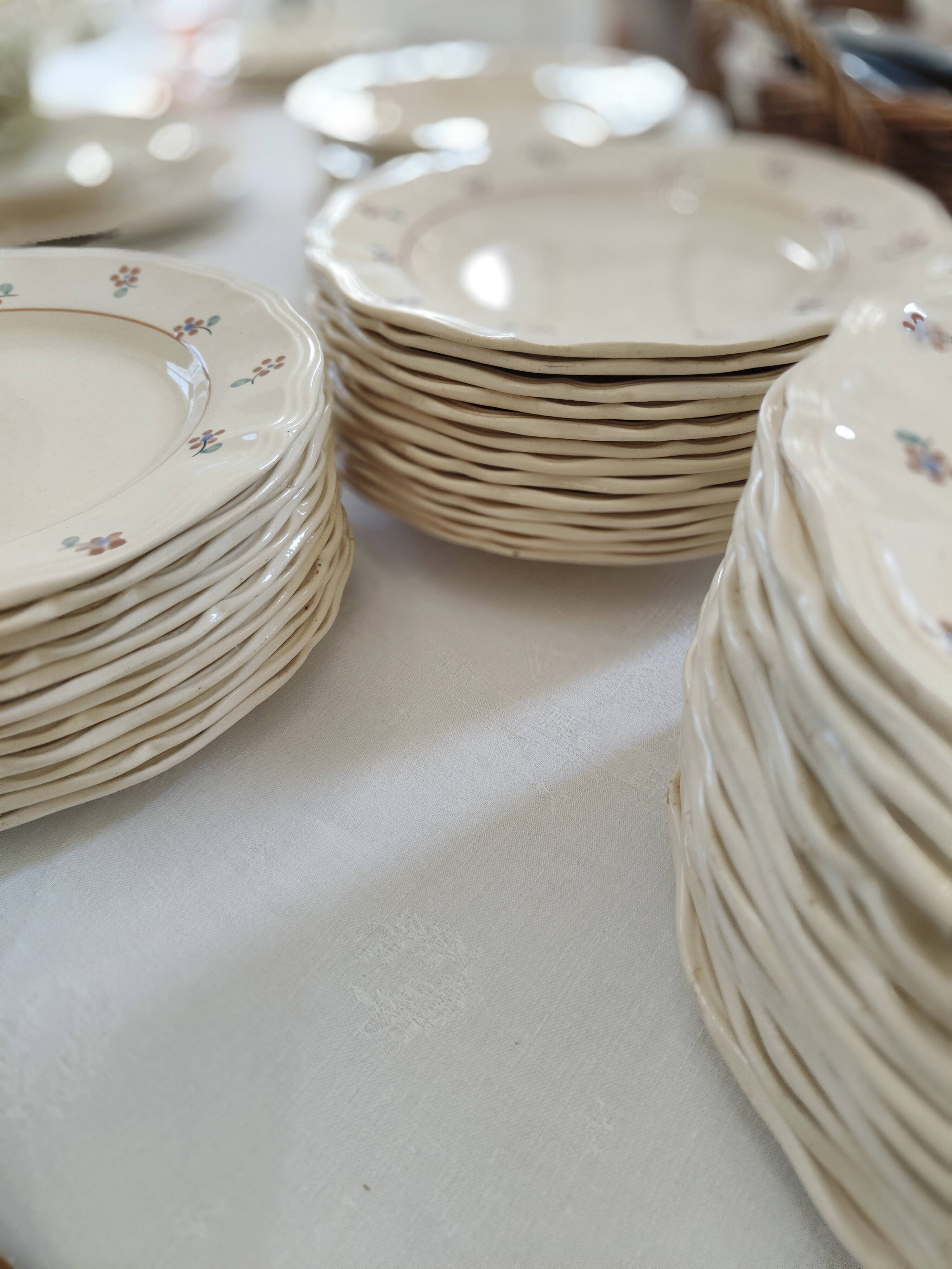 Set of 2 deep plates and 4 flat plates