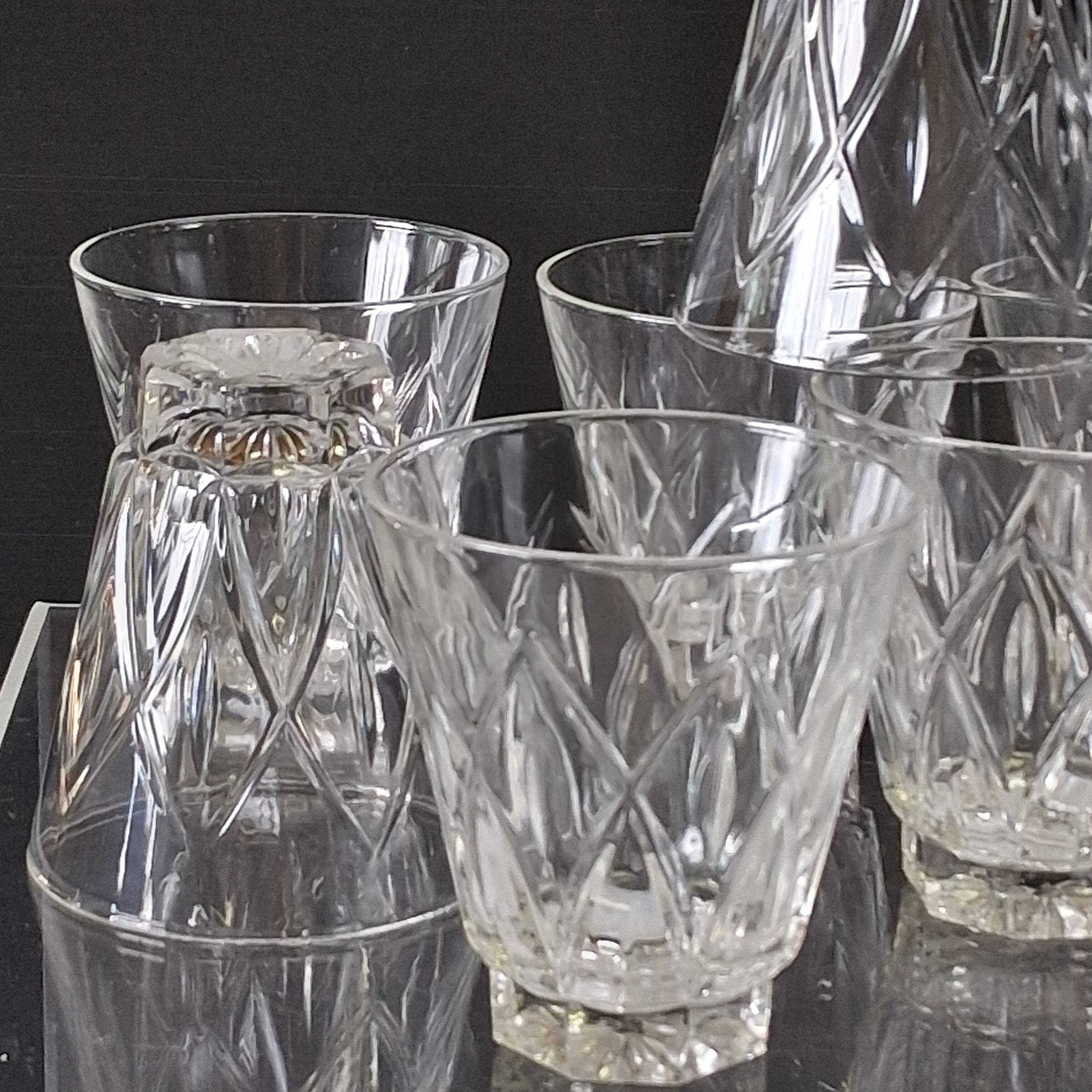 Set of 8 vintage water or digestif glasses in good condition.