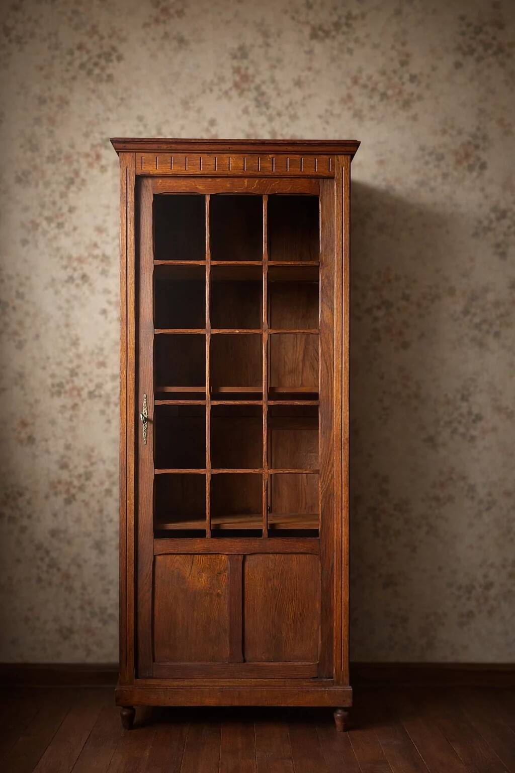 Small Parisian glass-fronted cabinet in fine oak from the late 19th century – a timeless ally for small spaces.