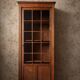 Small Parisian glass-fronted cabinet in fine oak from the late 19th century – a timeless ally for small spaces.