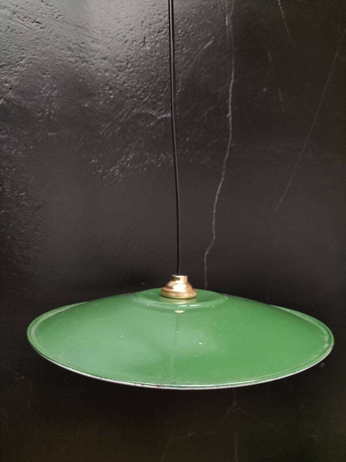 Suspensions in enamelled sheets