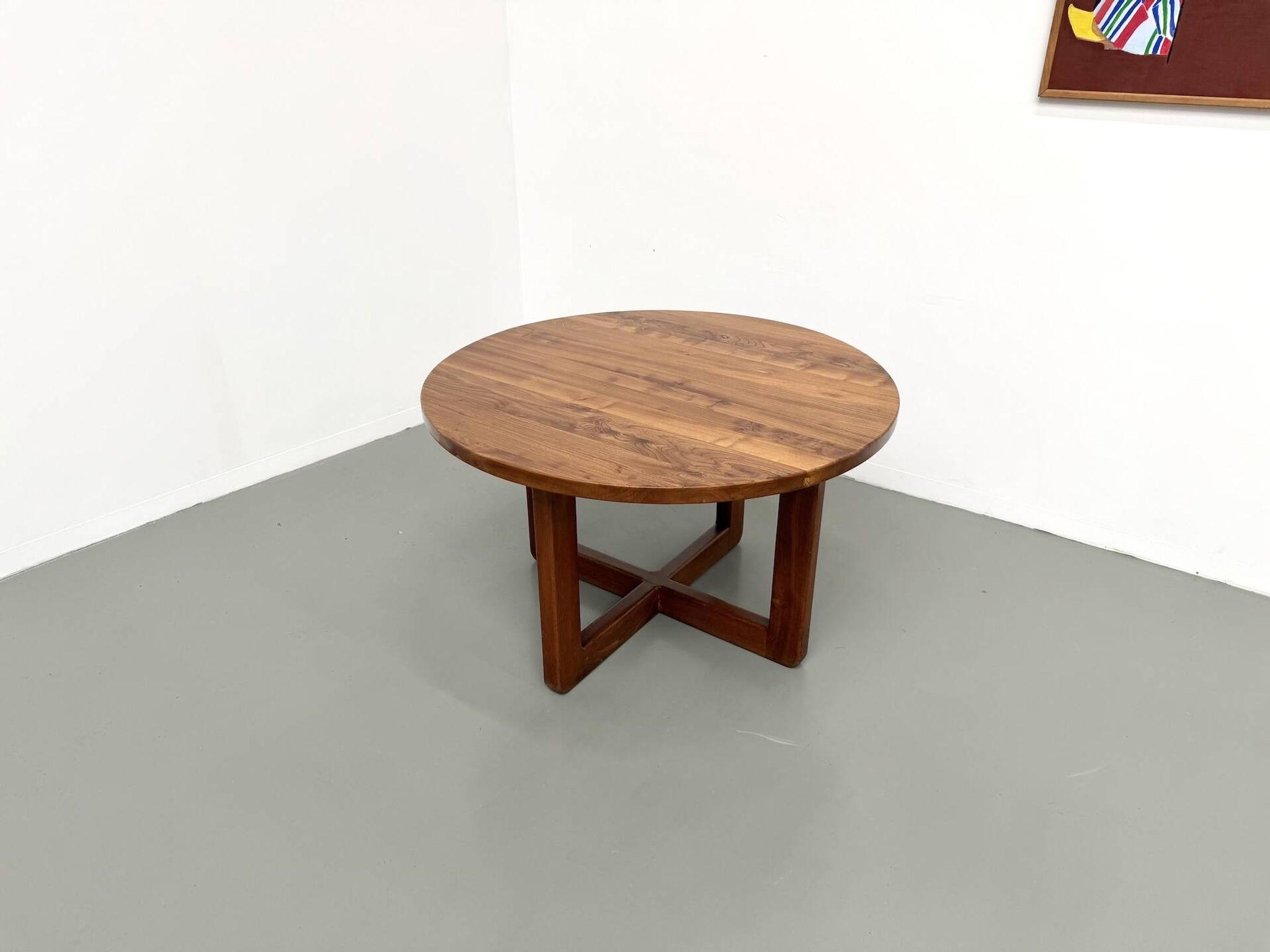 Table ronde moderniste en orme massif, piètement croisé