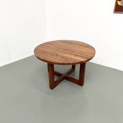 Table ronde moderniste en orme massif, piètement croisé