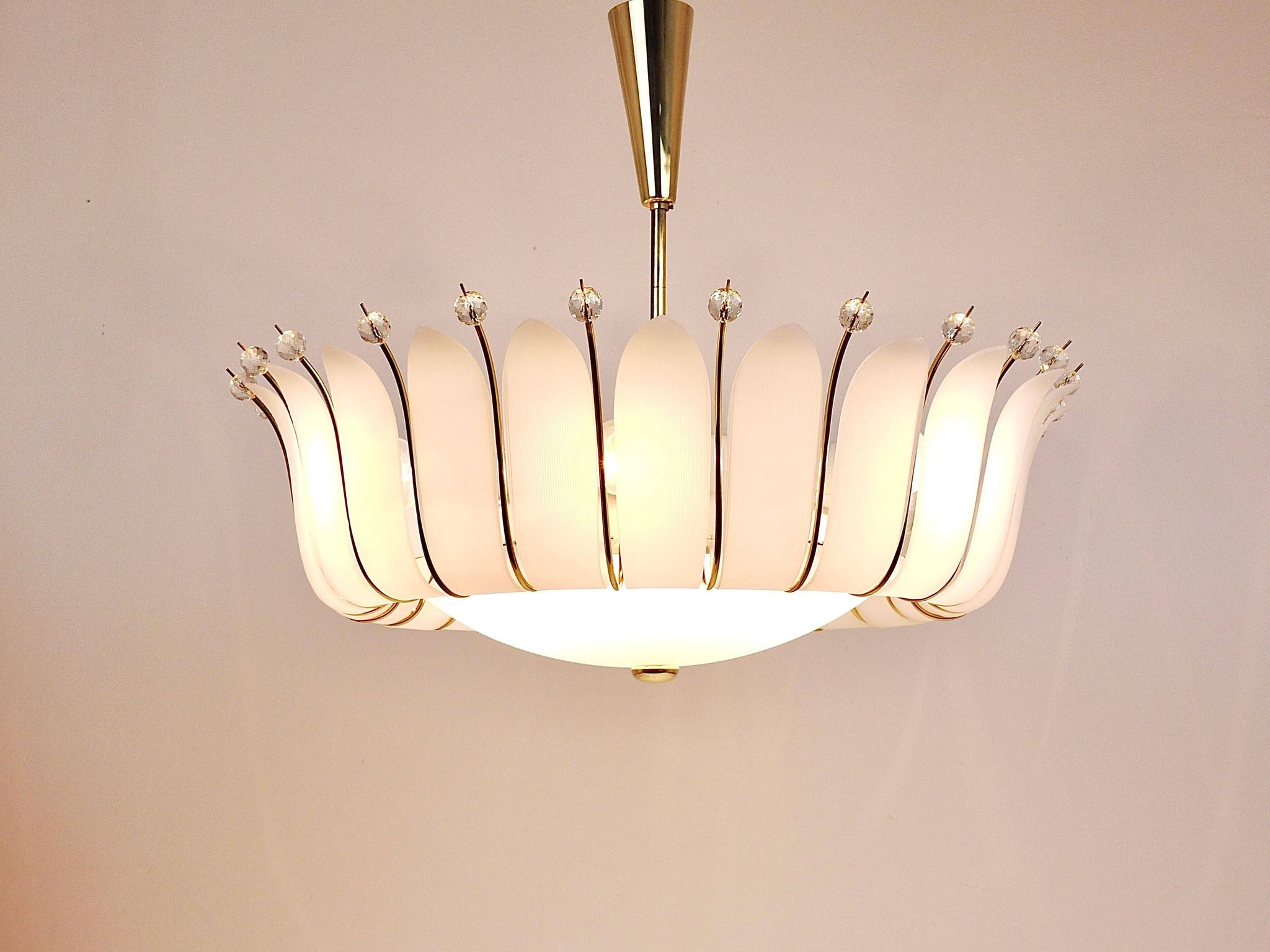 Grand chandelier Rupert Nikoll 27" mid-century brass with leaves, Austria, 1950.
