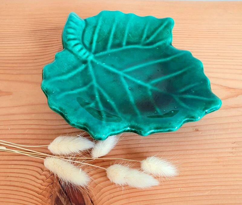 Empty ceramic pocket in leaf shape