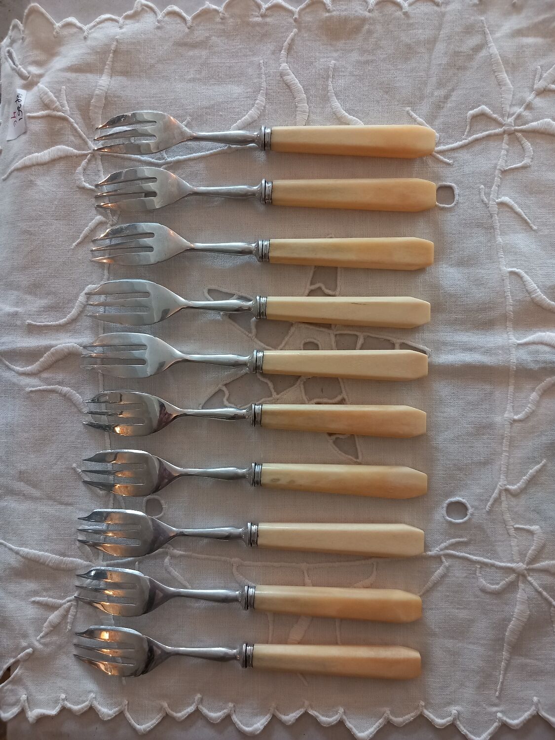 10 dessert forks .old
