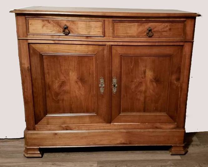 Chest of drawers from the late 1800s in solid cherry wood.