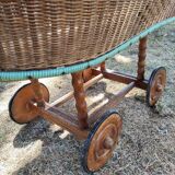 Ancien grand berceau en rotin peint - 1900 - à roulettes