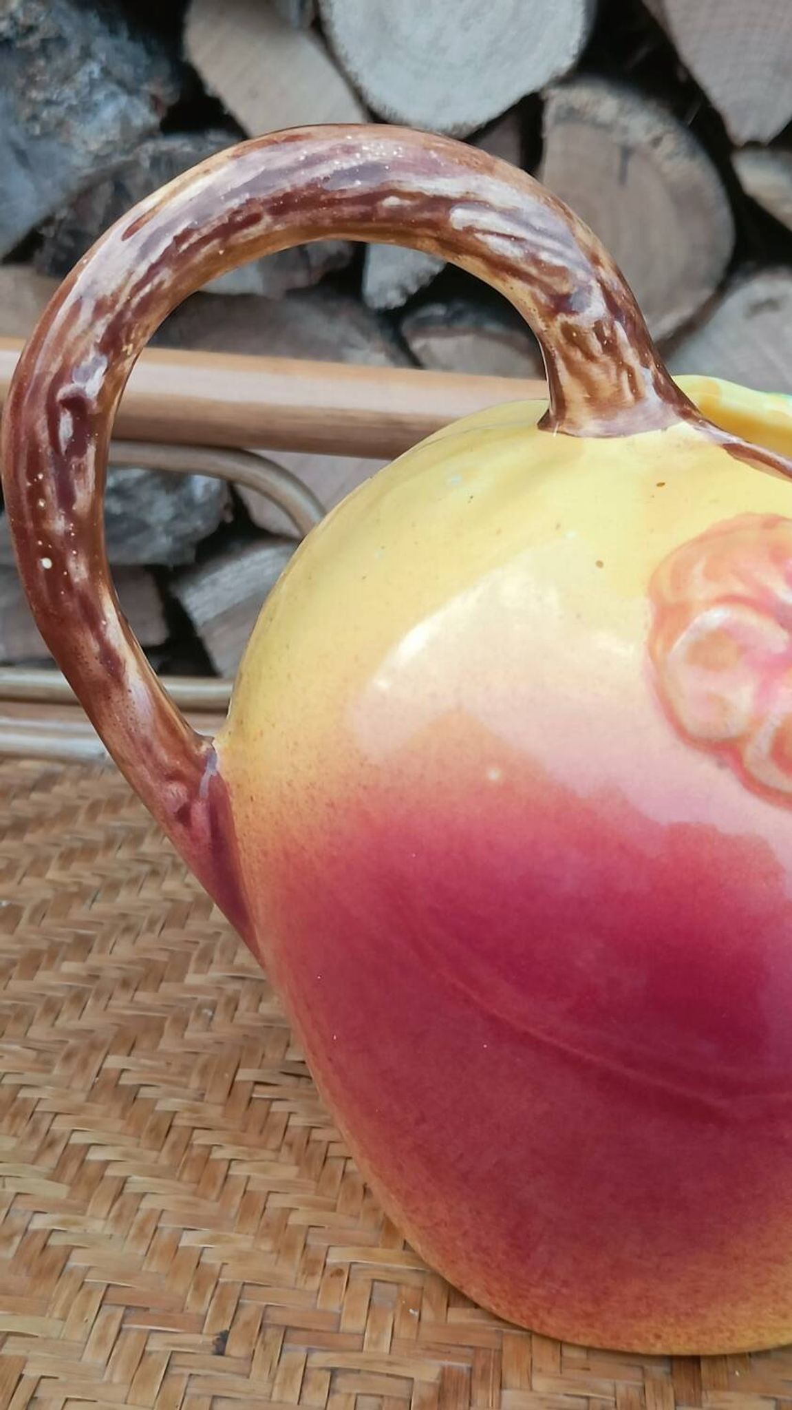 Jug in slipware apple