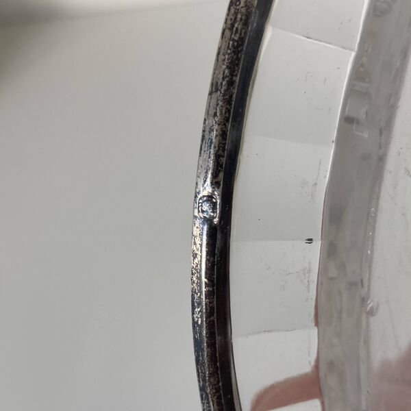 Paire de dessous de bouteilles en cristal et argent poinçonné Minerve