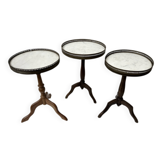 Suite de trois bout de canapé  style Louis XVI en bois et marbre XX siècle