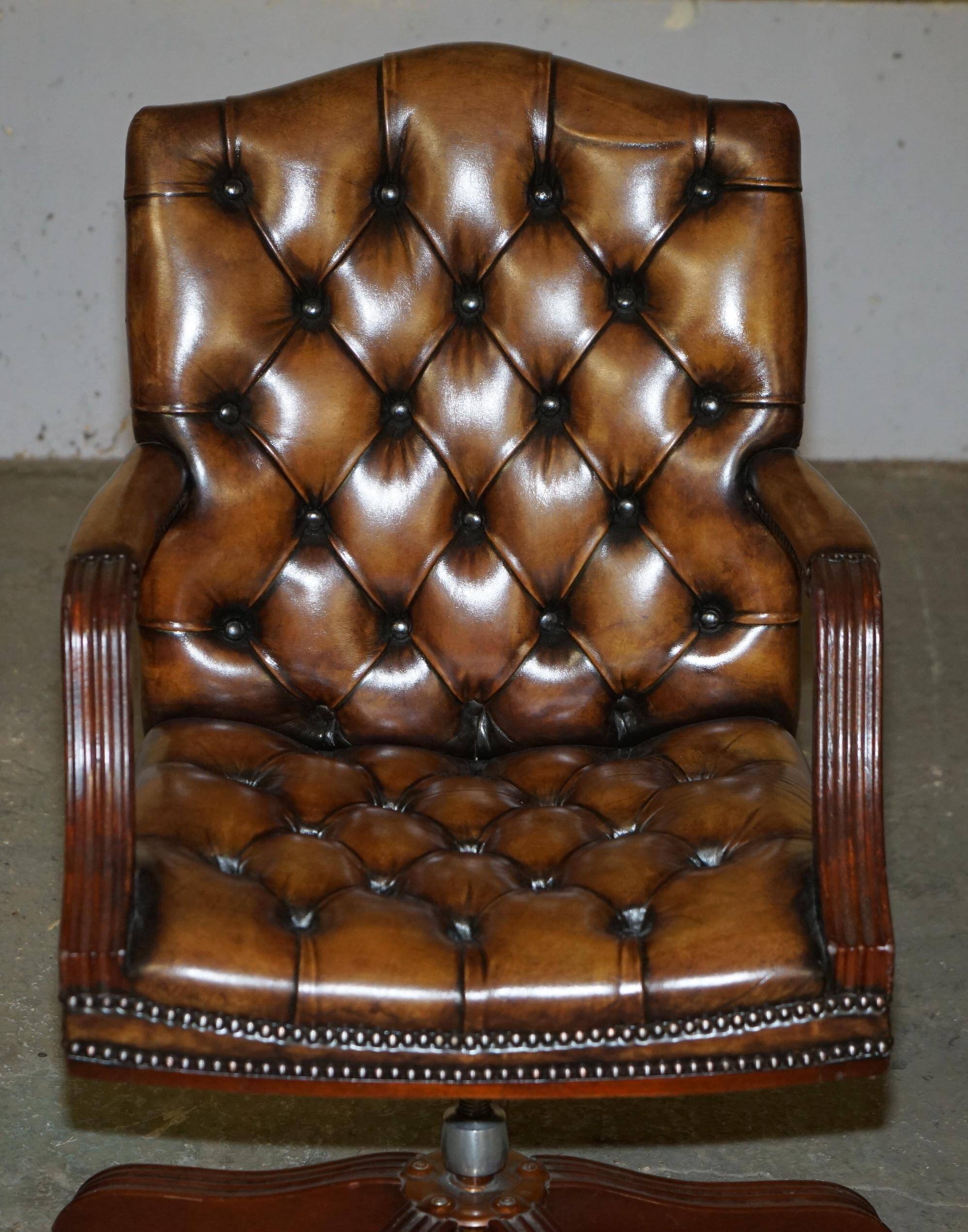 Chaise Chesterfield capitane restaurée en cuir