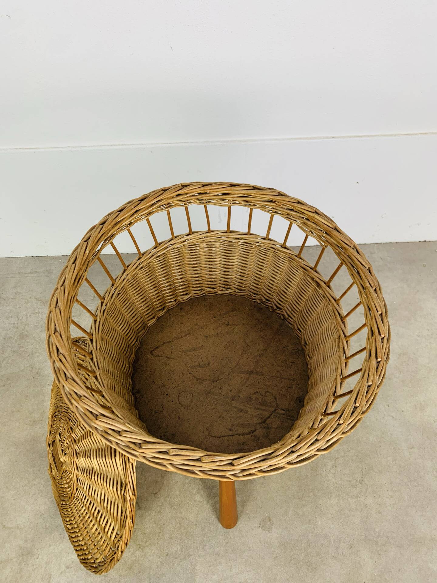Tripod rattan basket, club feet, 1960s