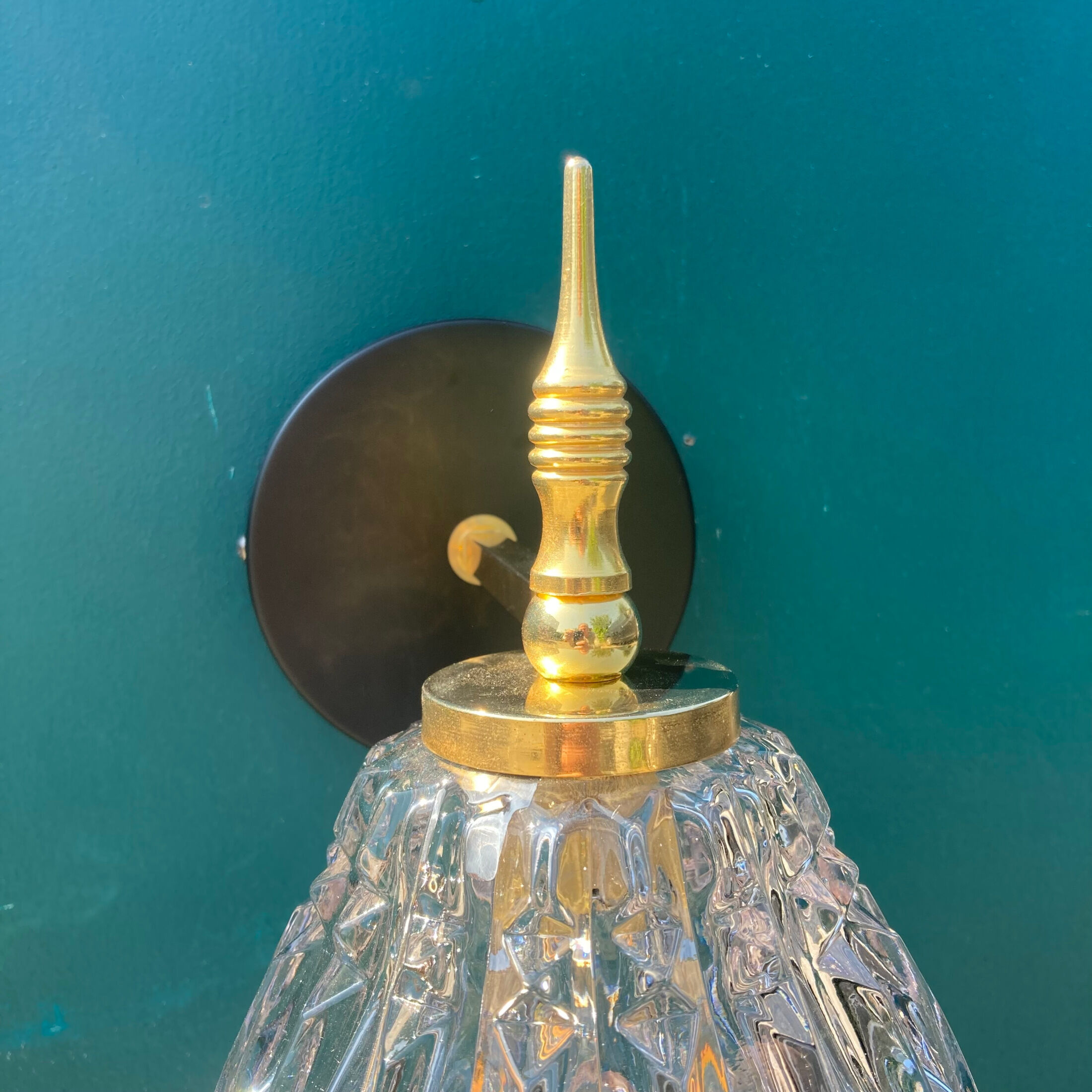 Gilded brass wall lamp and its colorful thick glass tulip