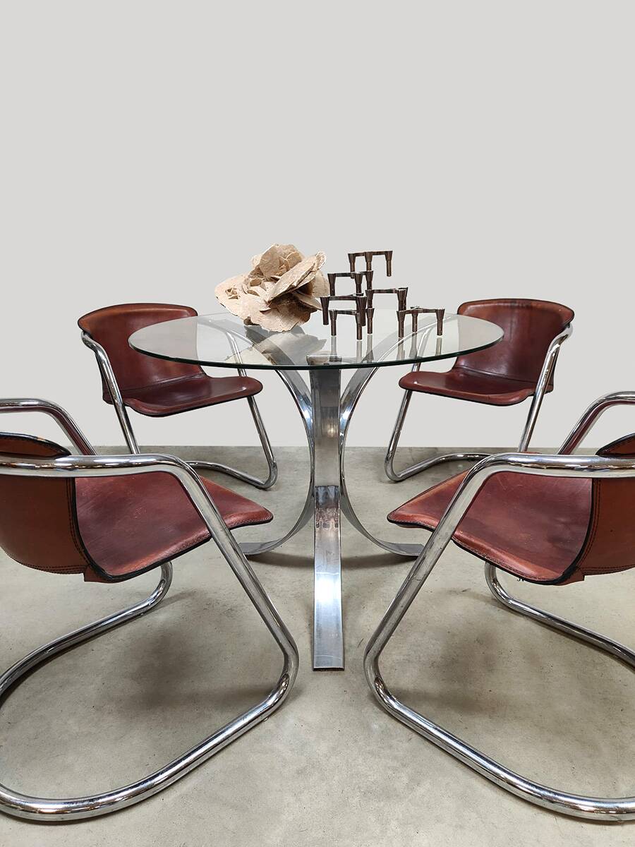 Ensemble de salle à manger vintage en chrome avec table et chaises.