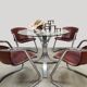 Ensemble de salle à manger vintage en chrome avec table et chaises.