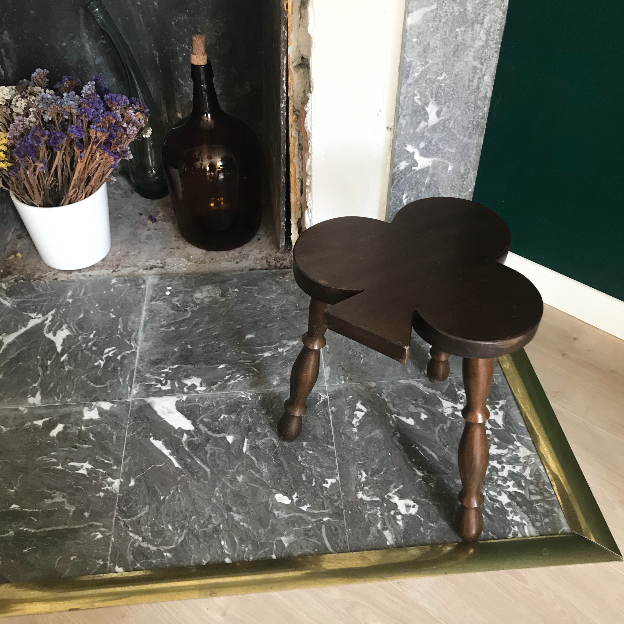 Tabouret tripode trèfle