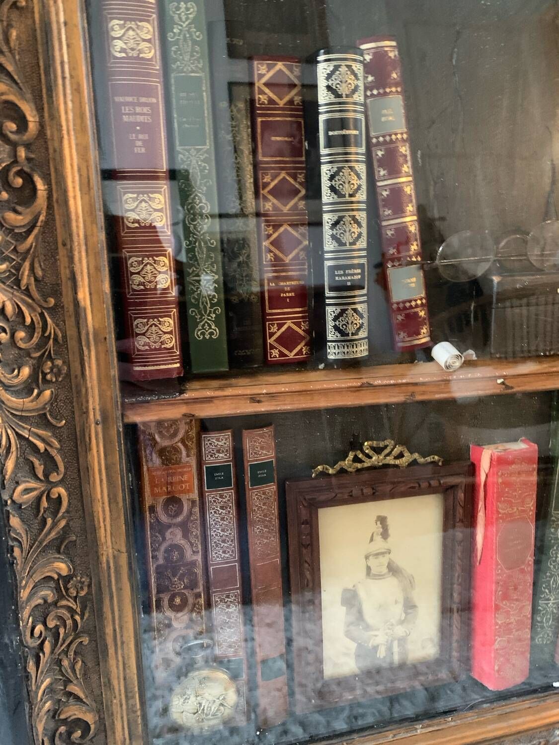 Table display cabinet of curiosities
