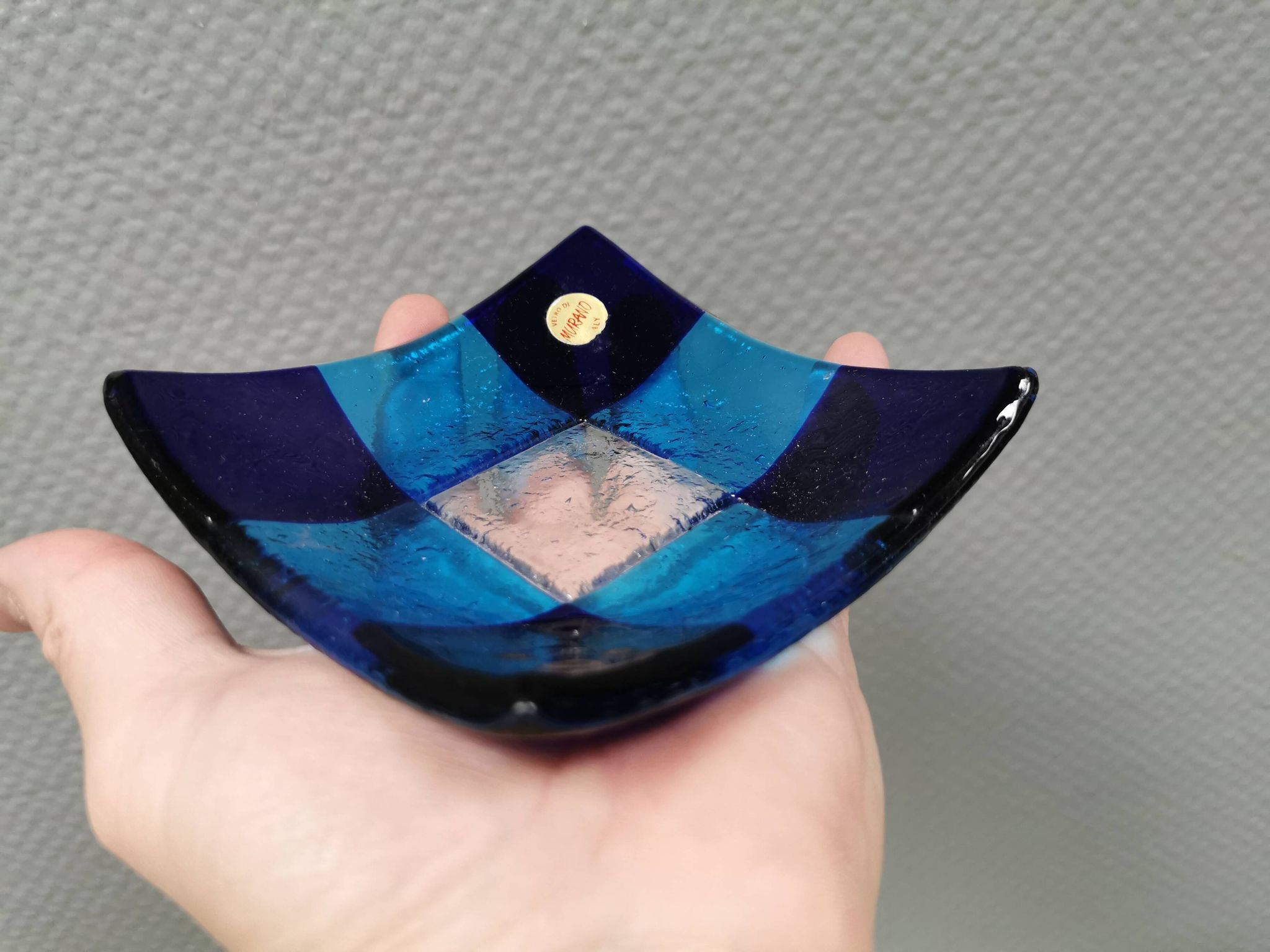 Petit bol/plat en verre de Murano de différentes nuances de bleu.