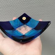 Petit bol/plat en verre de Murano de différentes nuances de bleu.