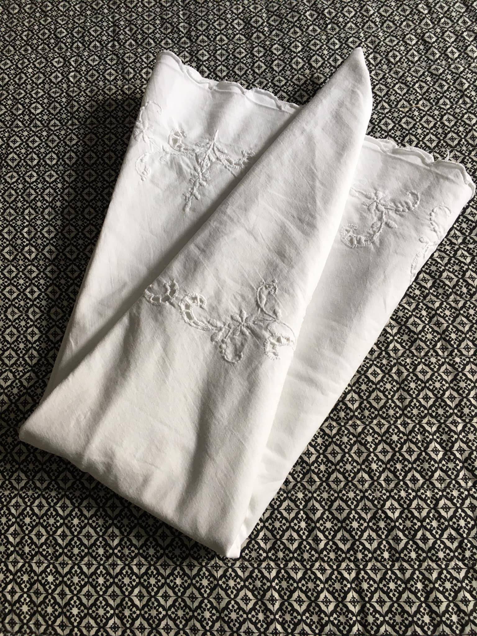 Nappe ronde blanche brodée en coton