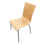 Chaise en bois avec piètement en métal