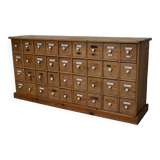 Armoire d'apothicaire allemande antique en pin avec boucliers en émail, années 1900