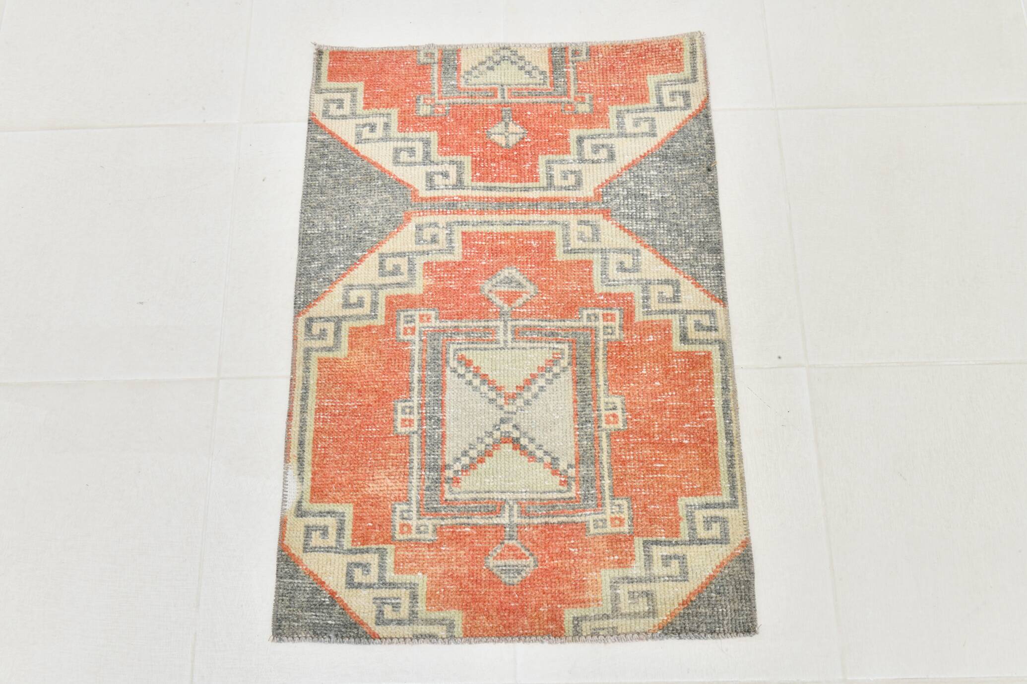 Tapis vintage orange et gris de petite taille 2x3