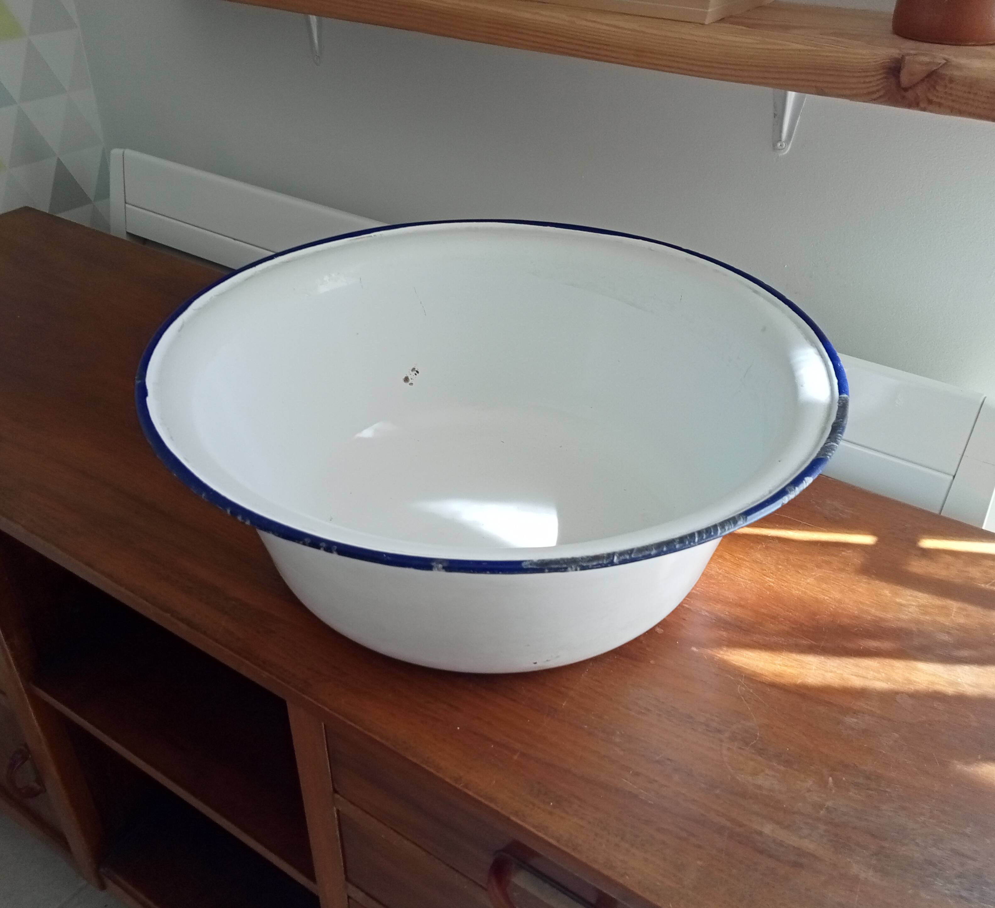 Old enameled basin