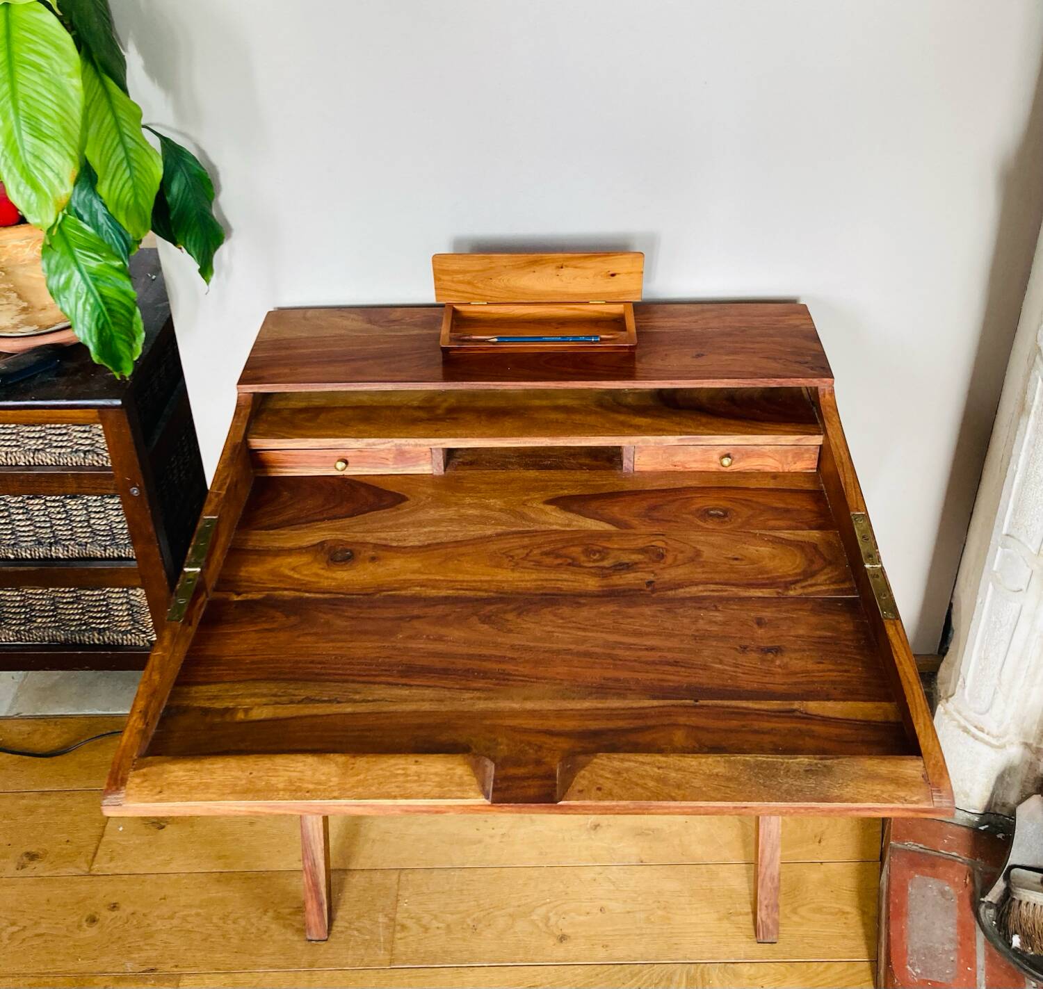 Desk, writing desk in solid rosewood and studded leather, 20th century.