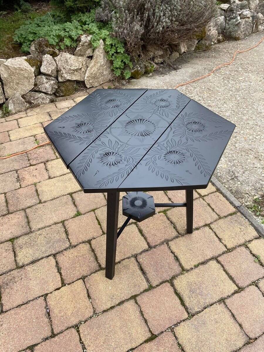 Hexagonal side table in black painted wood, engraved floral decoration, 1920s vintage style.