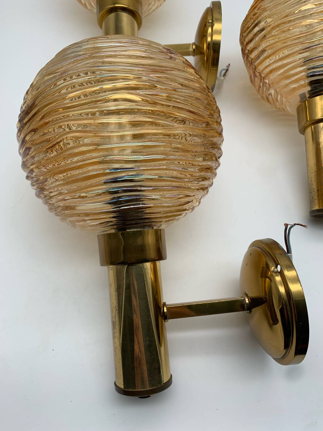 Set de 3 appliques murales globe en verre et métal doré